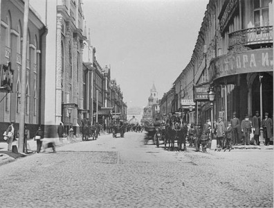 Никольская улица. Справа — дом Чижовского подворья. Заложен в МГКО в 1869–1907 годах